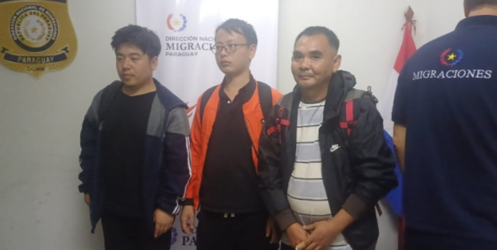 Ba công dân Trung Quốc bị trục xuất trước khi rời khỏi đất nước.