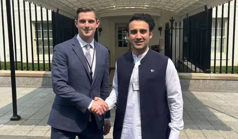 Robert “Bo” Hines, left, shaking hands with Bilal bin Saqib. Source: 24NewsHD