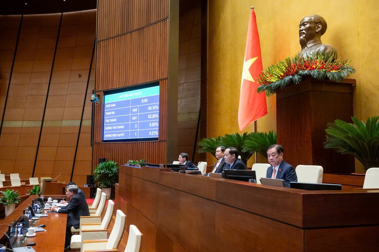 Vietnamese lawmakers vote to approve the Law on Digital Technology Industry. Source: VGP